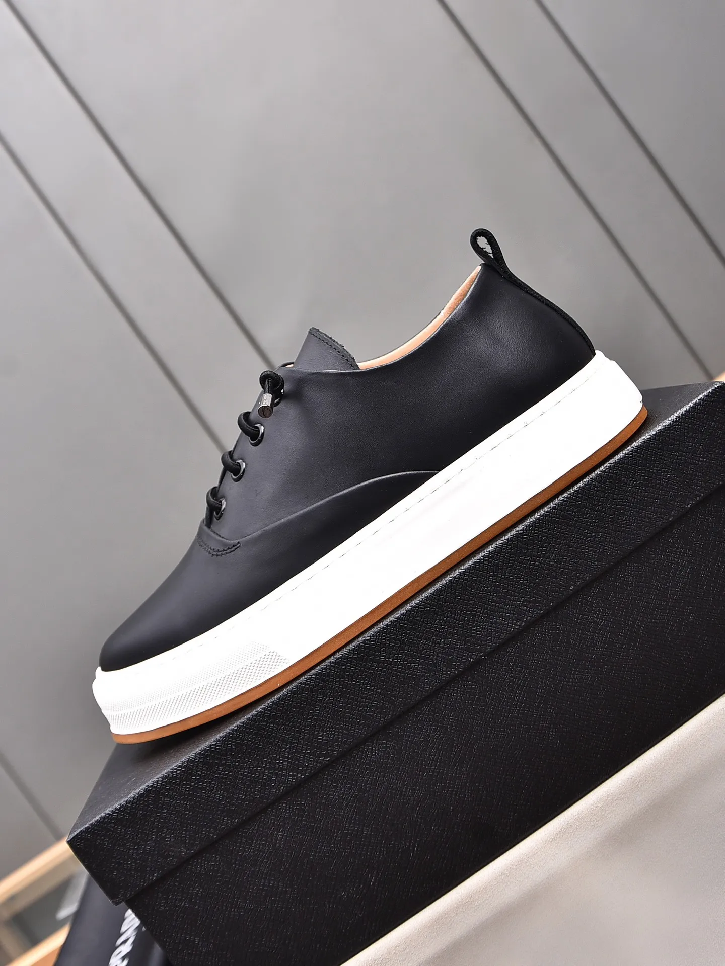 Men's Men's Shoes 💰440 [Top-grade butter leather] 🆕🔥New update🔥👟PRADA (Prada) new products are released, imported soft butter leather, fashionable to allow air to penetrate the entire shoe, Niu B's shoes [strong] bring an extremely comfortable and breathable feeling! Beautiful inside and out! Exquisite workmanship, 😌Code number: 38~44 (45 customized) Three colors to choose from.